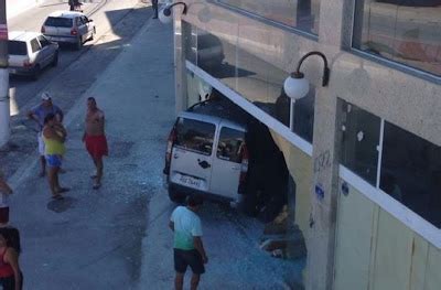 JORNAL O RESUMO Carro Invadiu Loja Na Av Joaquim Nogueira Em Cabo Frio