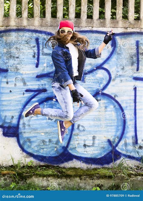 Jeune Fille Blonde Mignonne D Adolescent Dans Une Casquette De Baseball Et Une Chemise De Jeans