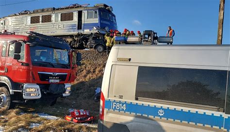 Tragedia na przejeździe kolejowym Nie żyje kobieta ranne dzieci