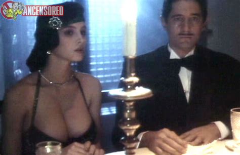 Naked Ana Alvarez In Aqu Huele A Muerto