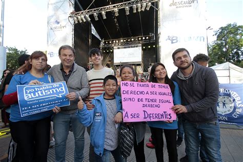 Brown Se Ti E De Azul Con Una Jornada De Concientizaci N Sobre Autismo