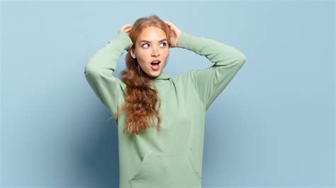 Jolie Femme Blonde Avec La Bouche Ouverte L air Horrifiée Et Choquée à Cause D une Terrible