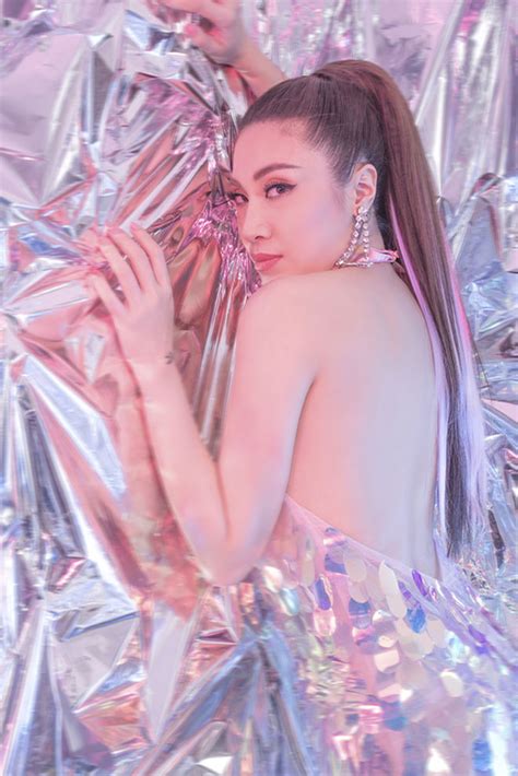 Pha Lê tình cũ Công Vinh thích thì đăng ảnh nude giờ ra sao