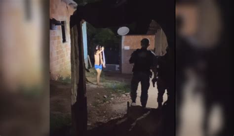 VÍDEO homem facão leva tiro de borracha da polícia em Manaus