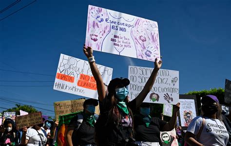 Salvador Des Salvadoriennes Manifestent Pour La Dépénalisation De L