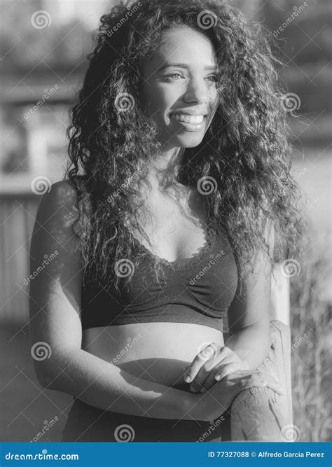 De Jonge Vrouw Van Latina Kleedde Zich In Zwarte Het Lachen Openluchtzonsondergang Mon Stock