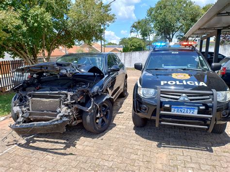 Motorista Foge Após Bater Jaguar Na Traseira De Outro Veículo Na