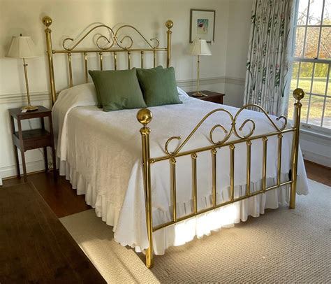 Lot Queen Sized Brass Bed