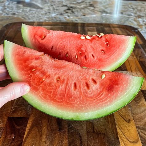 14 Essential Signs On How To Tell If Watermelon Has Gone Bad Hunters Roots