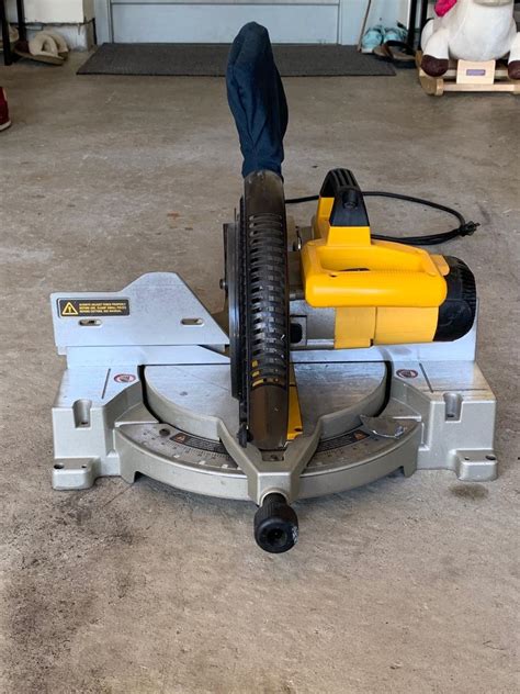 Lot R Dewalt Compound Miter Saw Dw Estatesales Org