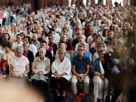 Karmapa Donne Des Enseignements Sur Le Dharma Et Transmet L Initiation