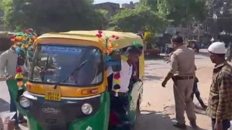 27 Passengers Including Driver Were Sitting Auto Rickshaw Up Police Surprised By Counting