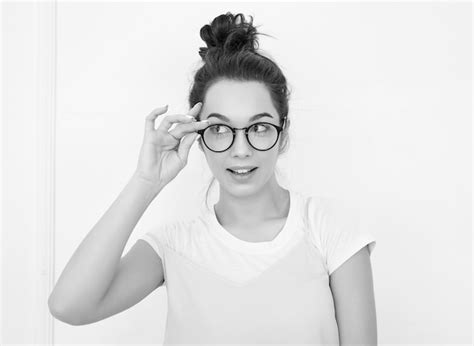 Portrait De Jeune Fille Brune Belle Modèle De Fille Avec Du Maquillage