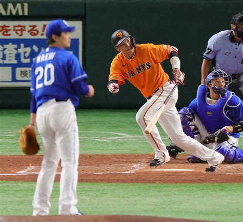 ＜巨・中＞2回、適時二塁打を放つ坂本（撮影・藤山 由理） ― スポニチ Sponichi Annex 野球