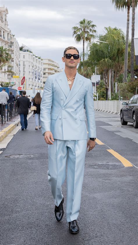 Alejandro Speitzer Luce Elegante En Cannes Con Un Traje Sastre