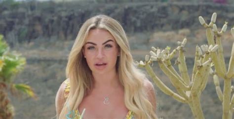 Towie Ella Rae Wise Crawls Across Sandy Beach In String Bikini Showbizztoday