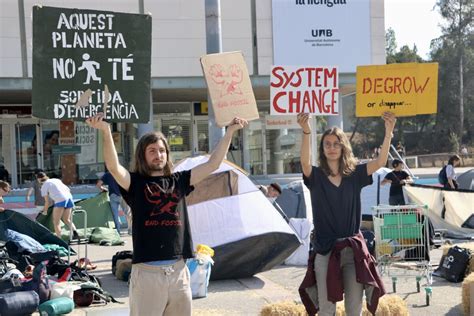 Decenas De J Venes Acampan En La Uab Para Reclamar Educaci N Ecosocial