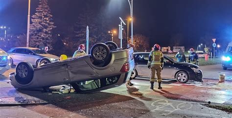 Groźny wypadek w Toruniu Dachowanie jednego z samochodów zobaczcie