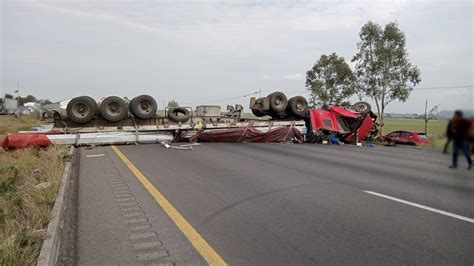 Volcadura de tráiler bloquea tráfico en carretera México Querétar