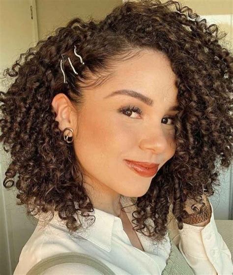 Penteado Para Cacheado Curto - Ideias de Penteado em Cabelo Cacheado Curto (Casual, para Casamento ...