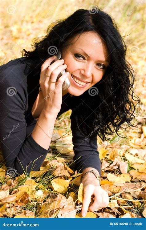 Jolie Fille De Brunette Parlant Sur Le Portable Photo Stock Image Du Amusement Occasionnel