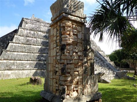 Las Ruinas De Maya Chichen Itza Se Cierran Encima De La Cabeza De