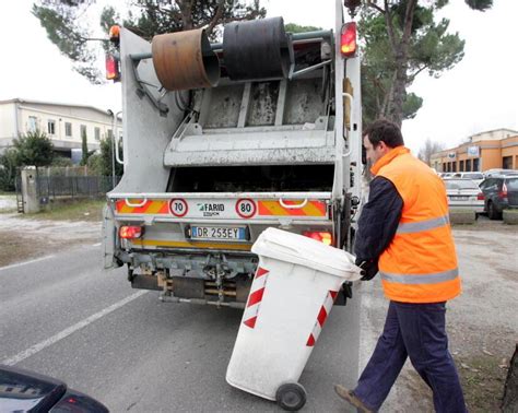 Rifiuti Ora Ci Vuole La Chiavetta Per Lorganico E Lindifferenziato