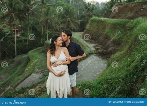 Menina Grávida Latina Marido Uma Visão Incrível Dos Terraços De Arroz Ubud Foto de Stock