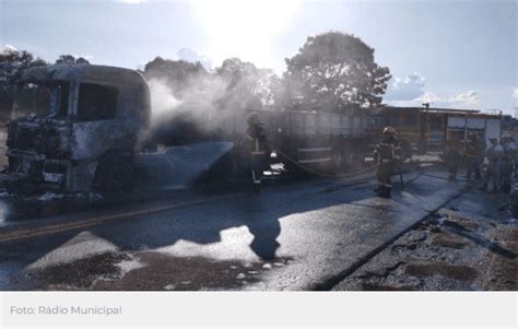 Caminhão pega fogo e bloqueia o trânsito na RSC 472 entre Tenente