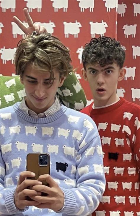 Pin By Rudy On Heartstopper Cute Gay Joes People