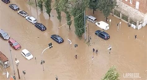 Esonda Il Seveso Milano Allagata Le Immagini Dall Alto