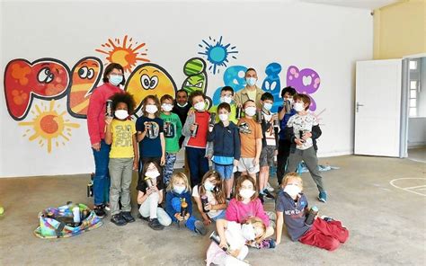 Une fresque pour donner des couleurs au préau de l’école de Saint