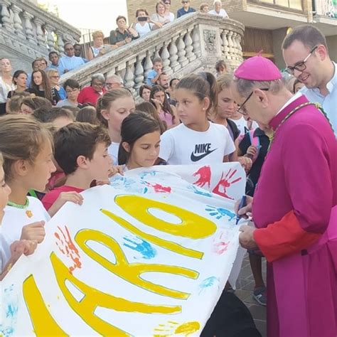 Bagno Di Folla E Di Bambini Per Monsignor Delpini Ad Appiano