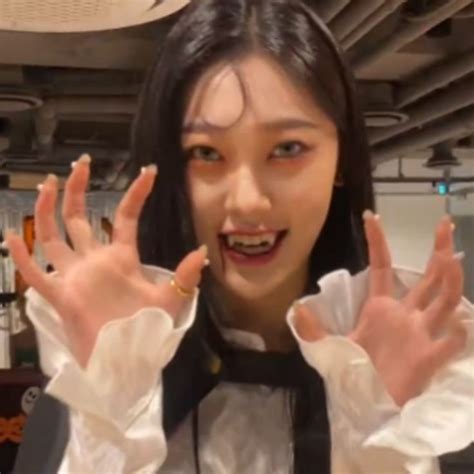 Choerry Loona Vampire Halloween Vlive Vampire Icon Lq Pink Girl Kpop Girls Cool Girl