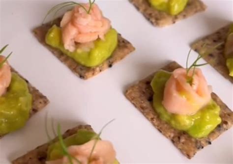 Canapés De Salmão Defumado Crackers