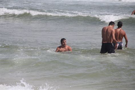 Foto Caio Castro Se Refresca No Mar Da Praia Da Barra Da Tijuca Em 5