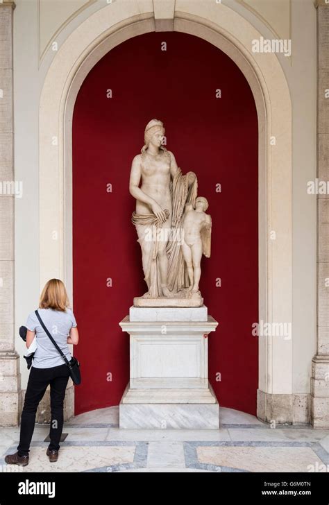 Statua Di Venere Felix Versione Romana Di Venere Con Cupido Nel Cortile