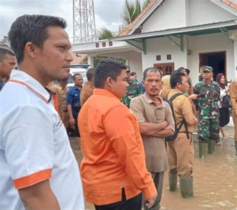 Caleg Milenial Bang Muaz Sambangi Korban Banjir Payuputat Salurkan