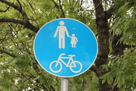 Pedestrian and bicycle crossing sign. — Stock Photo © FER737NG #4191037