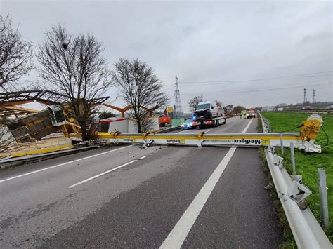 Meurthe et Moselle Une grue s écrase sur l A31 et sème la pagaille