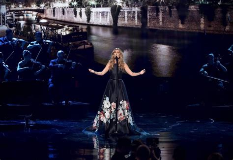 Celine Dion Chante L Hymne L Amour En Hommage Aux Victimes Des