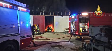 Capannone In Fiamme In Piena Notte Sulla Pontina Intervengono Vigili