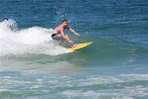 Pedro Novaes Exibe O Corpo Sarado Em Dia De Surfe