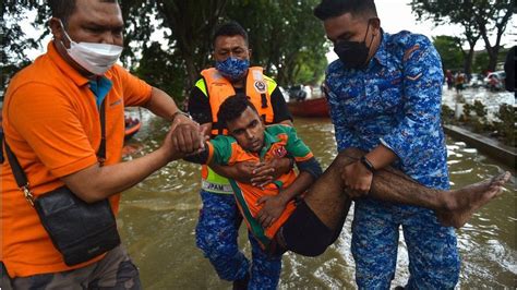 Malaysia Death Toll Rises After Massive Floods Bbc News