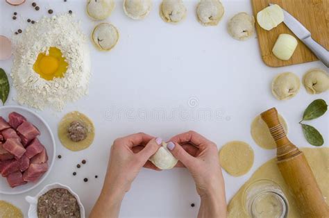 Receta Gradual Del Pelmeni Hecho En Casa Raviolis De Las Bolas De Masa