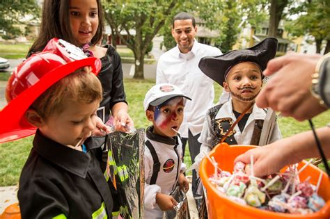 ハロウィーンの楽しみを持っている妻 裸の女の子とその猫