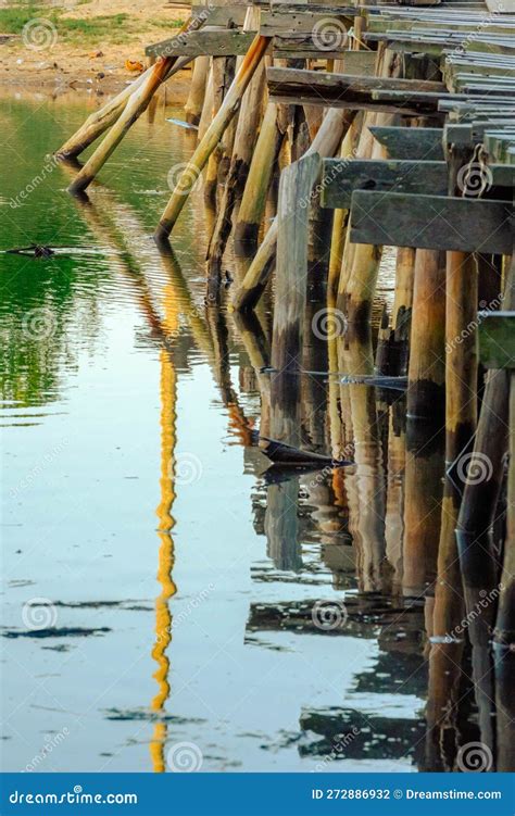 Paisagem Fluvial Ponte De Madeira Em Pulau Kerengga Marang