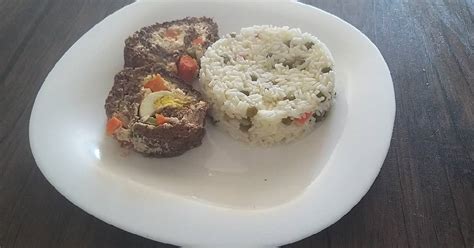 Arrollado De Carne Picada Relleno Con Crema De Ricota Y Vegetales