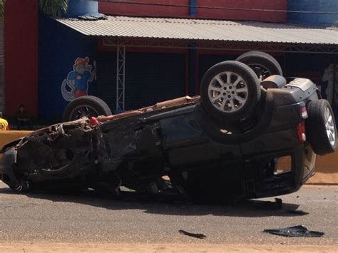 G Motorista Bate Em Mureta E Capota Carro Ao Desviar De Moto Em Rr