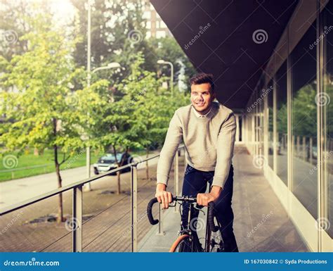 Jovem Andando De Bicicleta Na Rua Da Cidade Foto De Stock Imagem De